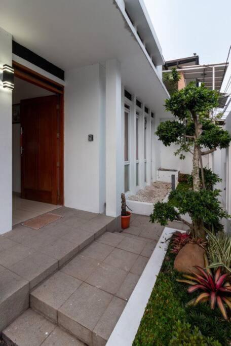 Spacious, White-Villa Belgareti @Kiara Condong Bandung Exterior photo